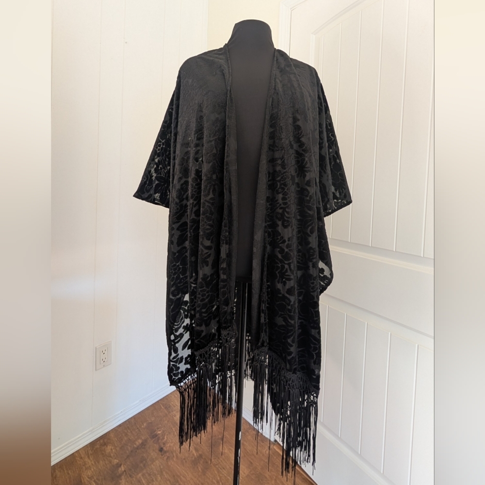 🩷 5/$25 - Black Floral Kimono